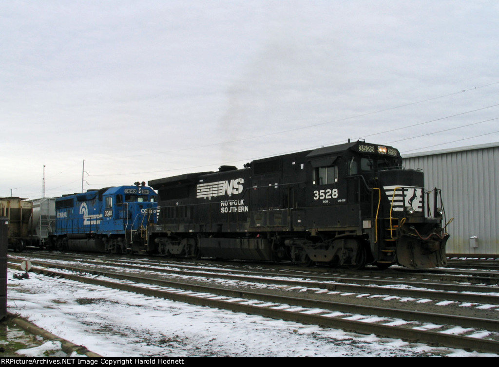 NS 3528 & 3040 work Glenwood yard